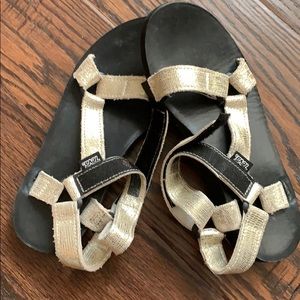 Gold Tevas